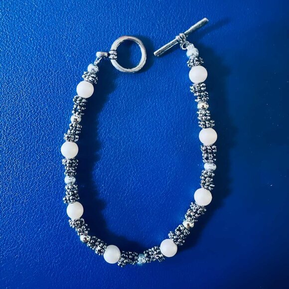 ✨ 7" Silver & White Pearl Beaded Bracelet | Toggle Clasp | Elegant Style ✨ - Picture 1 of 3